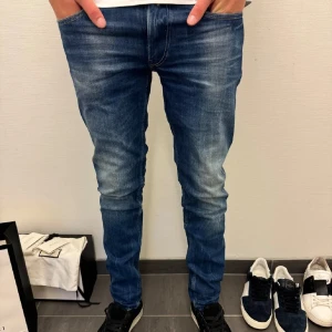 Replay anbass - Jag säljer mina replay anbass i storlek 31/32. Fint skick förutom ett litet slithål vid grensömmen. Jag har sytt ihop det så jeansen är perfekta att använda nu! Pris kan diskuteras och hör av er vid frågor.