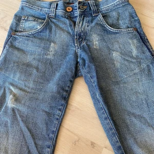 Blå baggy jorts med slitningar och kontrastsömmar - (Pris går att diskutera!) Säljer ett par jorts med snygga slitningar och kontrastsömmar. Jortsen är i bra skick, normal passform och coola detaljer på bakfickorna. Perfekta för en avslappnad streetstil.