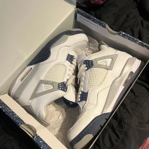 Nike jordan 4 - Säljer mina Jordan 4 pga ingen användning. STORLEK 42,5. Använda ett par gånger. STOCKHOLM 