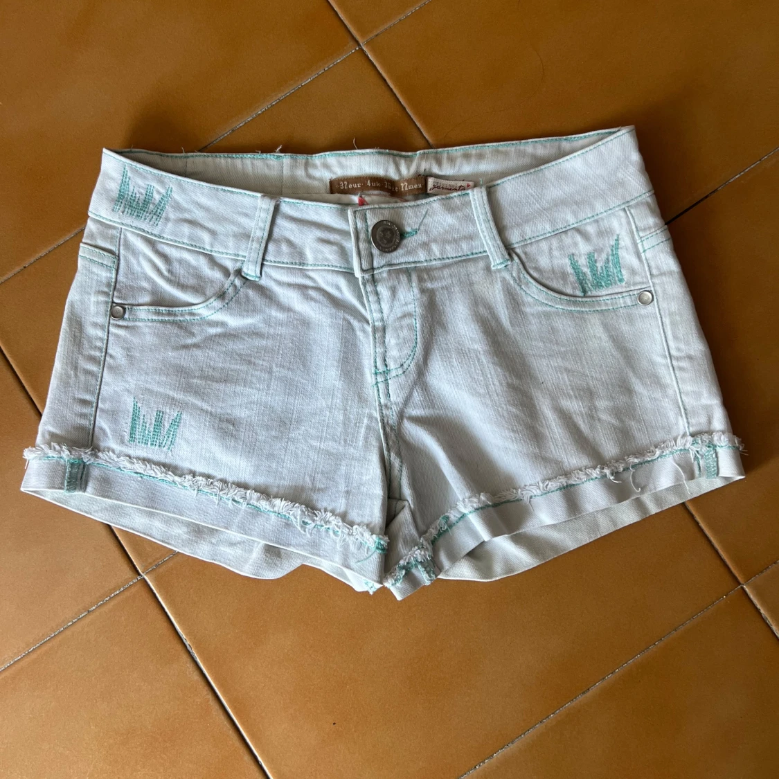 Ljusblå jeansshorts med turkosa detaljer