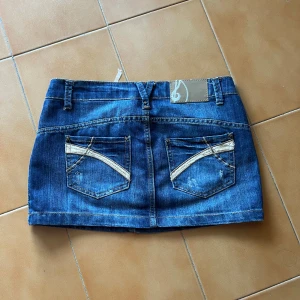  jeanskjol  - Säljer en snygg blå jeanskjol från Regina Ricci. Kjolen är kort och har slitna detaljer samt dekorativa bakfickor med ljusa sömmar. Klassisk femficksmodell med knapp och dragkedja framtill. Pris kan diskuteras!💗