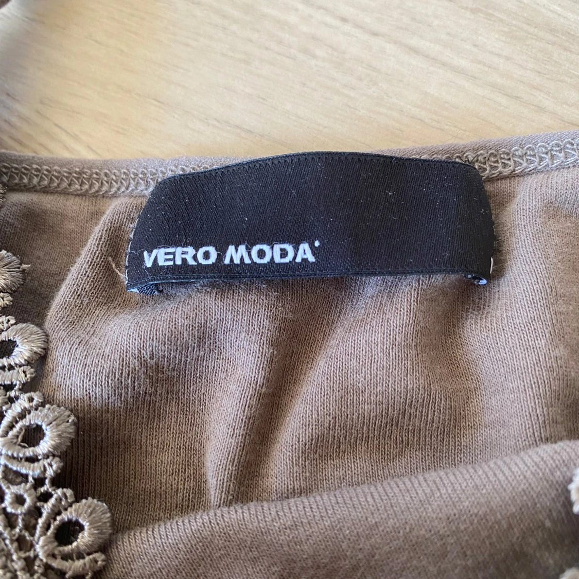 Beige/brun linnetopp med spets från Vero Moda - 1