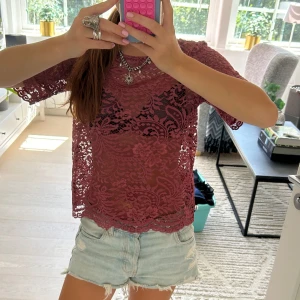 Spets topp rosa - Superrr gullig mörkrosa spets topp som är i jätte bra skick! Köpt från Plick men aldrig använd av mig 