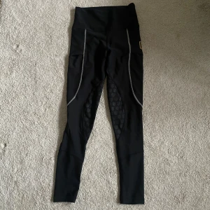 Maya delorez ridbyxor  - Svarta Maya delorez ridbyxor i storlek S, finns även annons där jag säljer XS! Fint skick, hör av er vid frågor! 😊🌸🩷