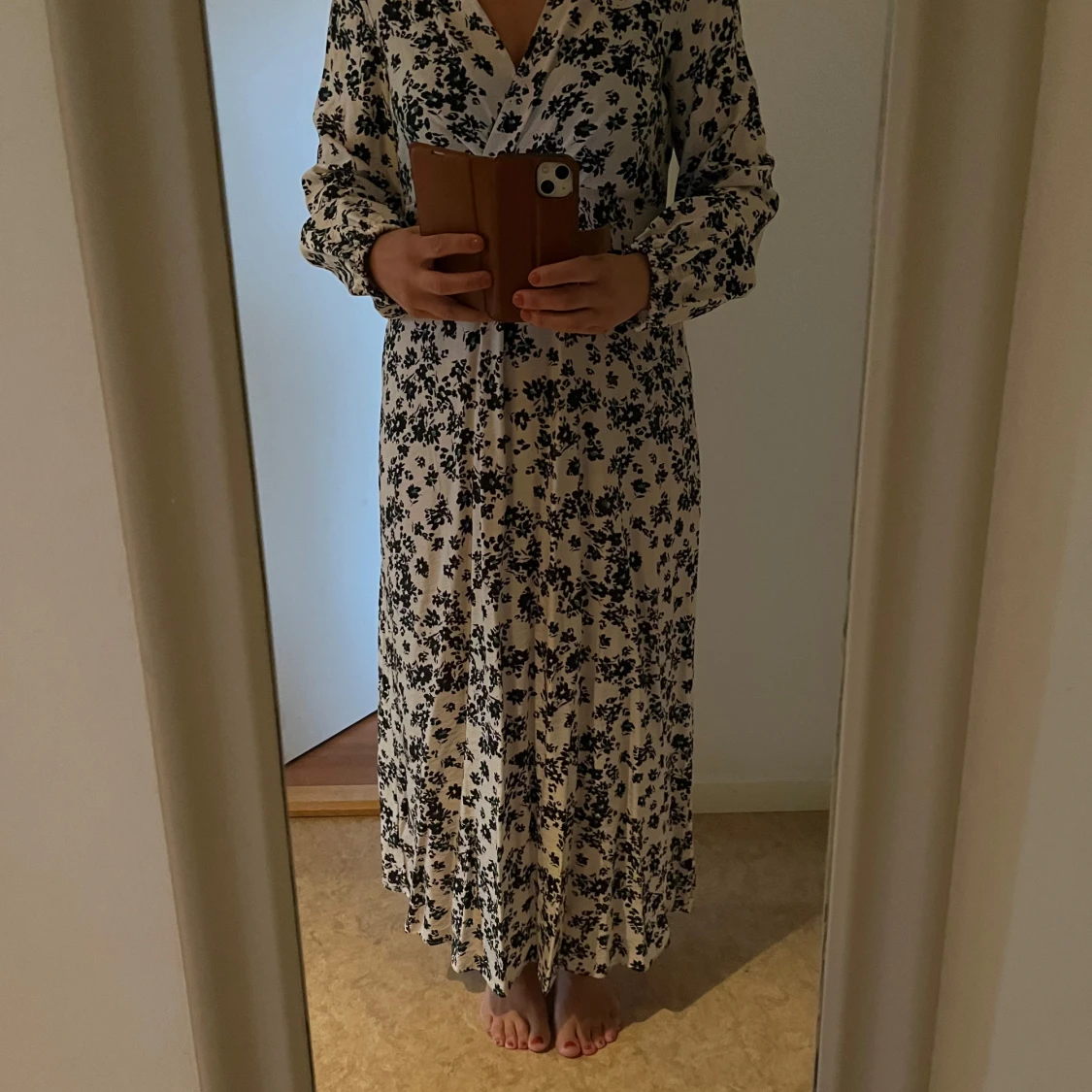 Blommig långklänning med v-ringning - 2