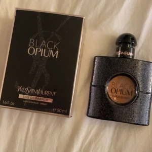  Black Opium 50ml - Black Opium Eau de Parfum från Yves Saint Laurent. Inte använd alls mycket då jag inte gillar doften❤️ 