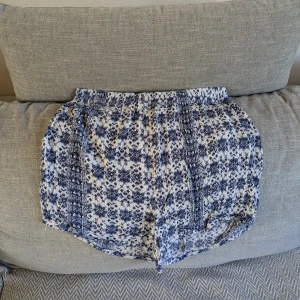 Blåvita korta shorts med resår - Lätta och luftiga korta shorts med elastisk midja från Bik Bok. Vid köp av flera klädesplagg av mig samfraktar jag såklart!