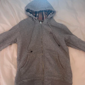 Säljer burberry hoodie  - Säljer min Burberry hoodie den är inte äkta men den är i jätte bra kvalité och i bra skick. Den har inga hål eller defekter och den säljs nj för att den inte kommer till användning längre. Köpt för 1500kr för mer frågor eller bilder skriv privat 