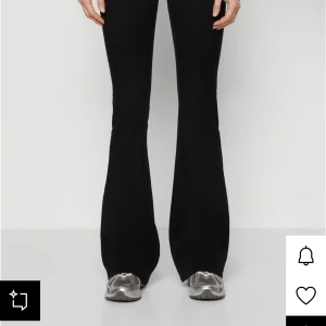 Svarta bootcut byxor från ONLY - Snygga svarta bootcut byxor från ONLY i stretchigt material. Byxorna har klassisk femficksdesign, dragkedja och knapp framtill. Perfekta för dig som gillar en stilren look med lite extra vidd nertill.