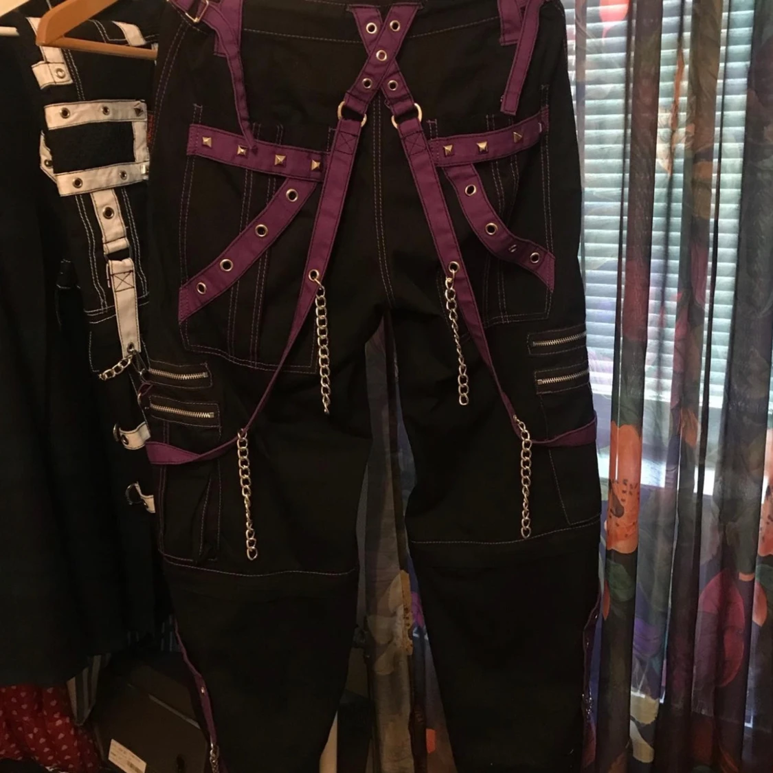 Svarta Tripp NYC cargopants med kedjor - 1