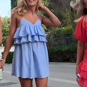 Ljusblå volangklänning Zara  - Populär och eftertraktad ljusblå volang klänning ifrån Zara i storlek xs-s , säljer pågrund av att jag har flera och den är aldrig använd därav inga defekter och som ny ☺️ kommer kunna skicka vid 5 juli 