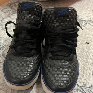 Svarta Nike  -  Den här skor jag har inte använt så jättemycket jag bara använder inte den ni kan se de är nya så jag vill sälja den för att den passar inte mig den här storlek 40. Den här är mitt nummer 076-222 2582