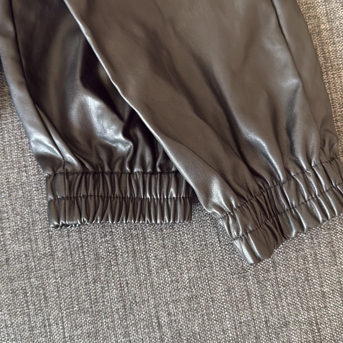 Svarta cargopants i skinnimitation FB Sister - 2