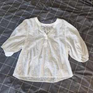 Söt blus - Säljer denna fina blus som jag fick i present, men inte haft någon användning av då den var lite för stor för mig. Jättebra skick, endast använd en gång.