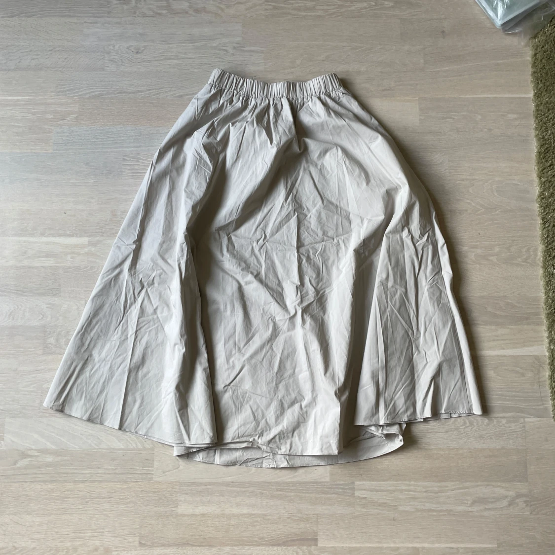 Ljuslila omlottklänning med puffärm + Beige kjol (set) - 2