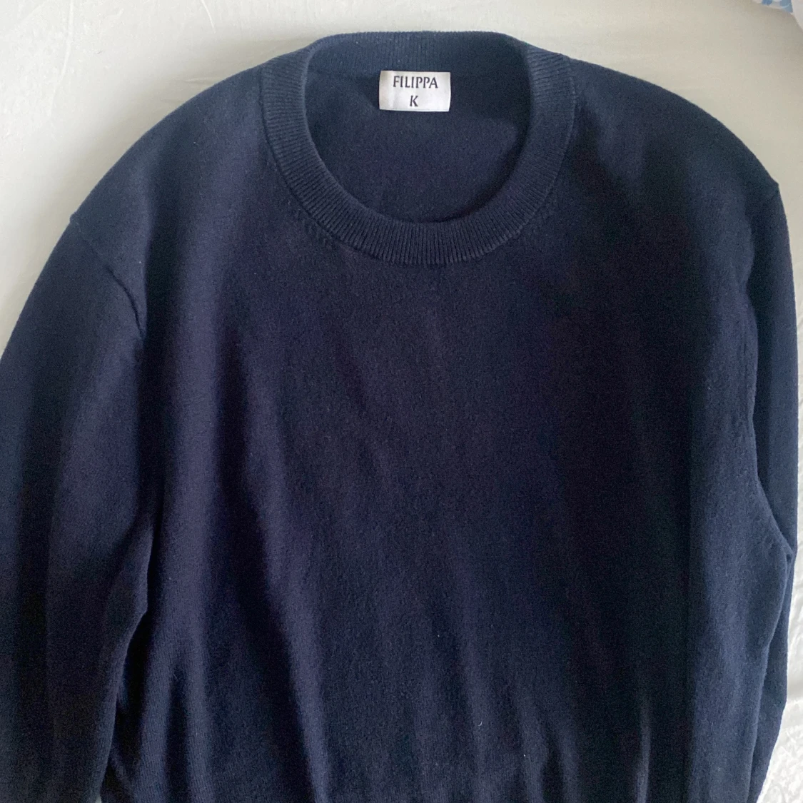 Mörkblå stickad tröja från Filippa K