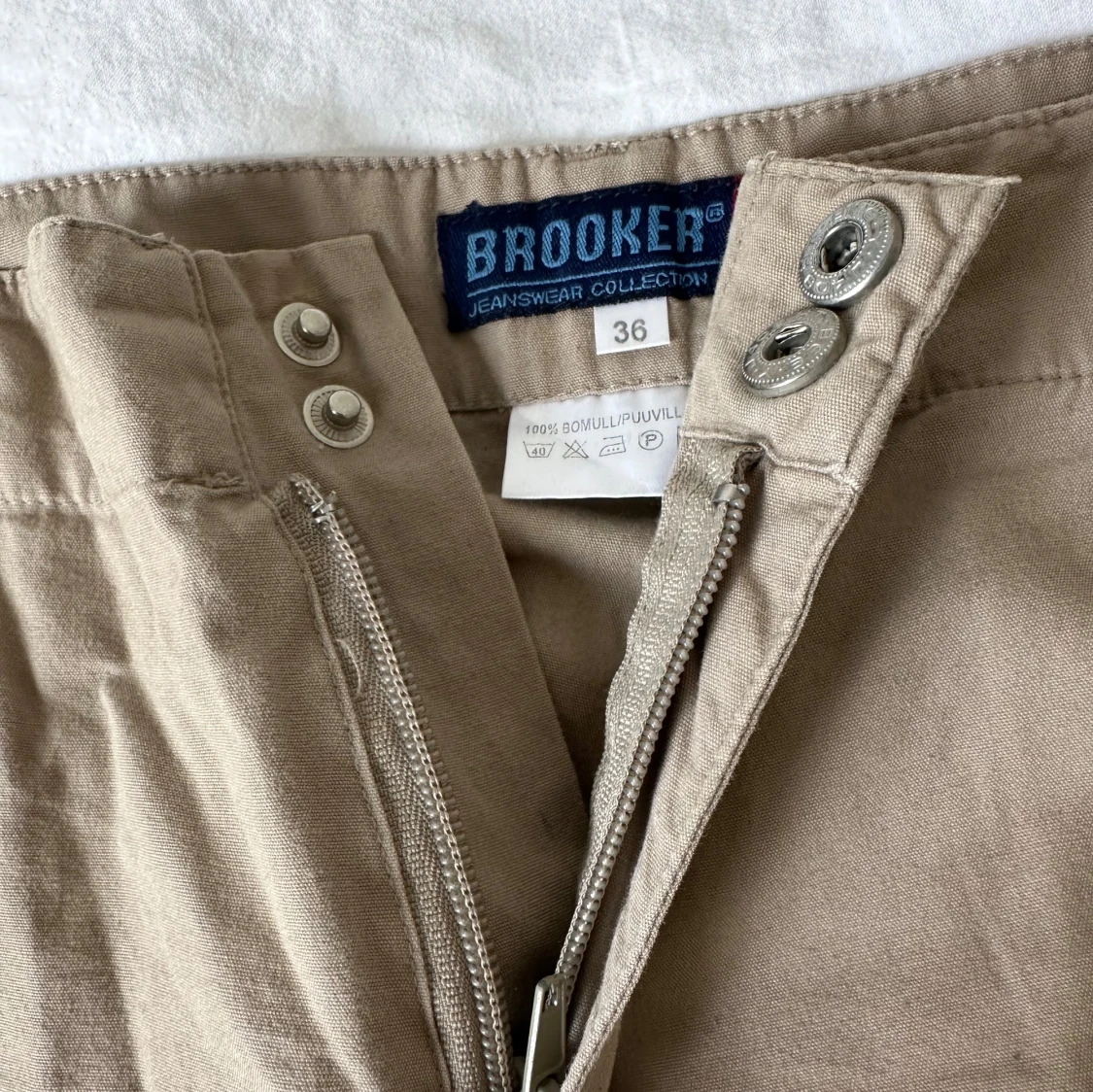 Beige shorts från Brooker - 1
