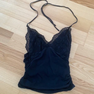 Svart spets topp - Knappast använt den. Skrunchad på sidorna.