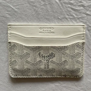 Korthållare - Säljer denna as snygga korthållare med ett stilrent och elegant mönster som ger smaken av lyx. Priset kan diskuteras. OBS korthållaren är RÈPŁÍÇ@