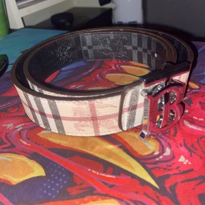 BURBERRY BÄLTE - Riktigt skönt burberry bälte, har knappt användt det, kvalité 9-10, men riktigt schysst bälte.