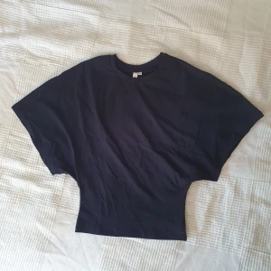 Svart tröja från nelly - Säljer en helt ny svart tröja från nelly i storlek xs!💕  Kan även tänka mig att byta med någon som har en i xxs Kommer inte ändra priset