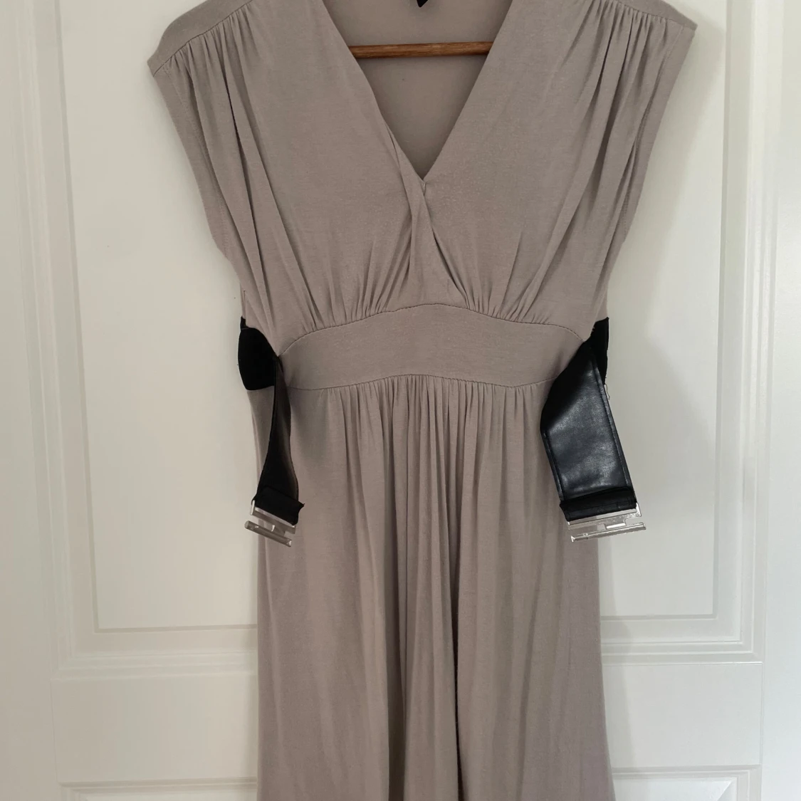 Beige kortklänning med bälte från Amisu - 2