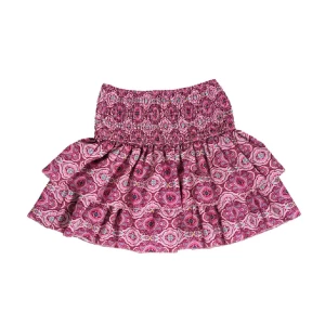 Rosa mönstrad volangkjol - Supersöt kort kjol med volanger och smock i midjan. Den har ett färgglatt rosa mönster med inslag av vitt och blått, vilket ger en riktigt somrig vibe. Perfekt för dig som gillar att sticka ut lite extra! Materialet känns lätt och luftigt.