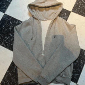 Grå zip hoodie från Zara - Säljer denna zip hoodie från Zara väldigt populär och passar till vad som helst säljer den då den inte passar eftersom jag har s och denna är storlek m sänker pris vid snabbköp nya kostar runt 500-600