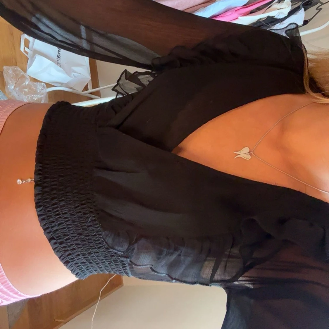 Svart omlottblus med volangdetaljer - 1