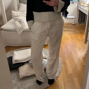 Vita linnebyxor  - Vita linnebyxor från Madlady, de är väldigt sparsamt använda!  De är low-/midwaist, nypris 599kr!
