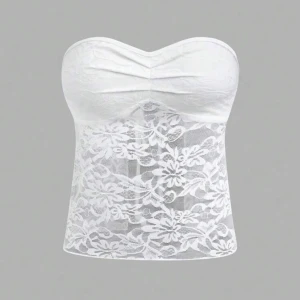 Vit spets bandeau tubtopp med knyt - Supersöt vit bandeau tubtopp i spets med blommigt mönster. Toppen är axelbandslös och har en snygg knytning i ryggen. Tunn och luftig, passar perfekt till varma dagar. Storlek M men passar som Lite 