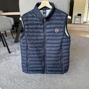 Colmar Väst, Storlek 50 - ‼️KVITTO FINNS, kontakta mig så skickar jag bild‼️Marin Blå väst från Colmar. Inga defekter, använd några gånger under ett år. Säljer pga, köpt en likadan, en storlek större. 