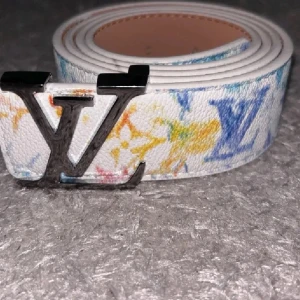 Lv Bälte - Helt ny, nål för extra hål ingår.                                        .                                                                                    .                                                                                        .Svart spänne, Vit grafitti Lvbälte. 