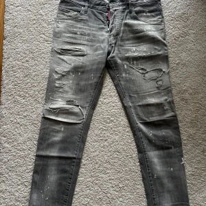 Dsquared2 Jeans Grå - Jeansen är i Nyskick knappt använda samt väldigt sällsynta svåra att få tag i med rosa tagg!  Digitalt kvitto finns köpt hos Farfetch! Priset kan diskuetars vid en snabb affär! Vid eventuella frågor / fler bilder hör av er! 