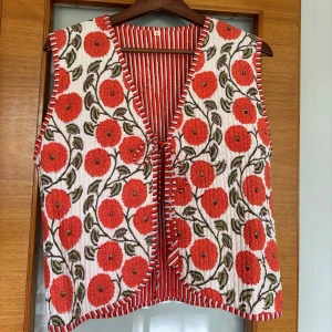 Quiltad blommig och randig väst - Quiltad vändbar väst, blommig på ena sidan och randig på andra. Helt ny, endast provad. Gjord i indiskt handblockat bomullstyg