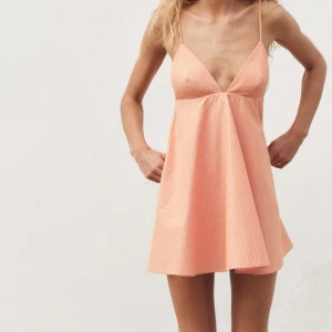 Zara klänning - Säljes då den inte kom till användning, helt ny med prislapp, helt slutsålt på hemsidan💞💞