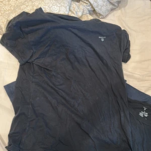 Två marinblå t-shirts Gant & Sail Racing - Sail racing storlek s, gant 1 i storlek L och en i storlek S. 40kr styck 