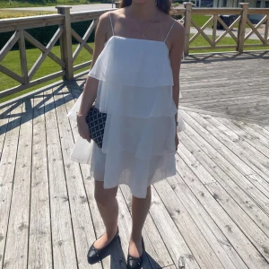 Gina tricot klänning - Säljer denna superfina klänning från gina tricot, helt slutsåld! Nypris 699❤️använd en gång 