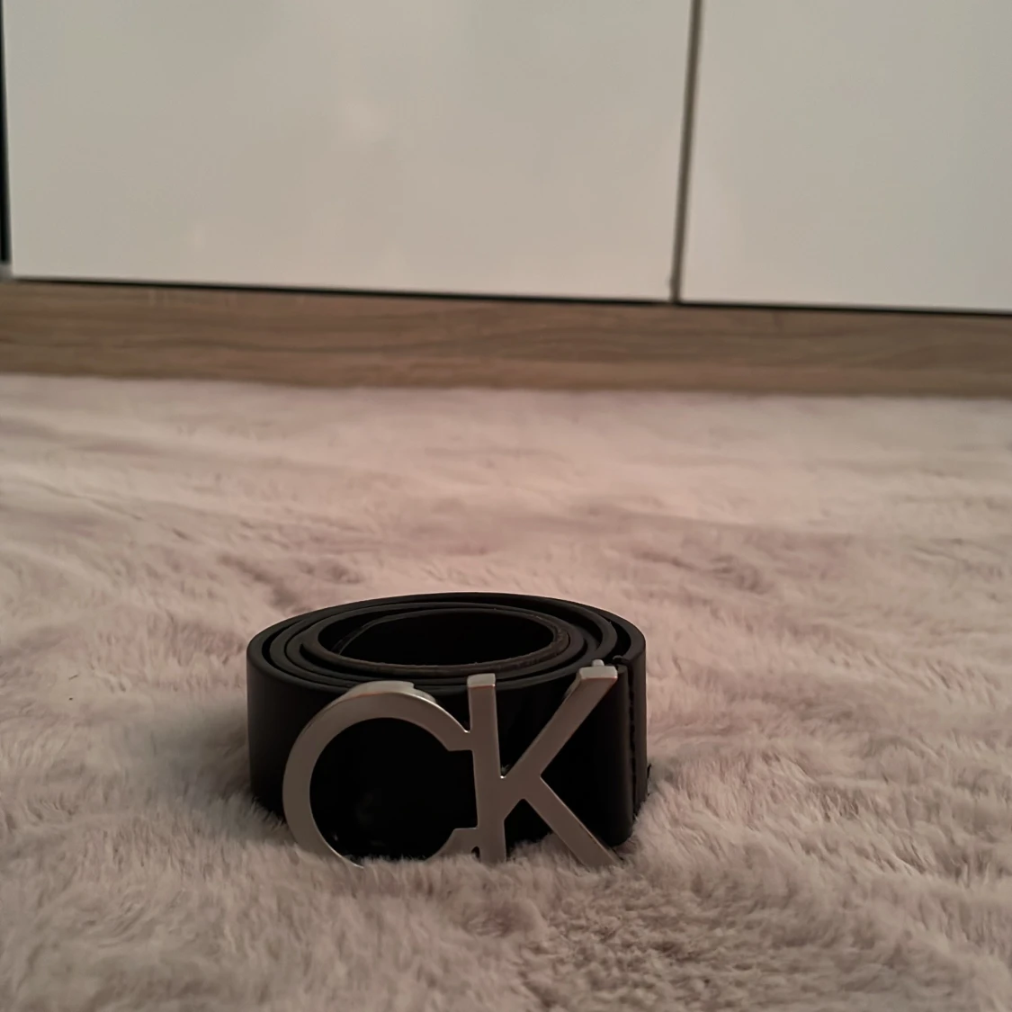 Svart Calvin Klein bälte med CK-spänne - 1