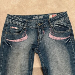 Blå jeans  - LÅGMIDJADE. MIDJA:38 CM INNERBEN: 82. står strl M men liten i storleken så skulle säga S, unika jeans älskar dem men säljer pågrund av ingen andvändning