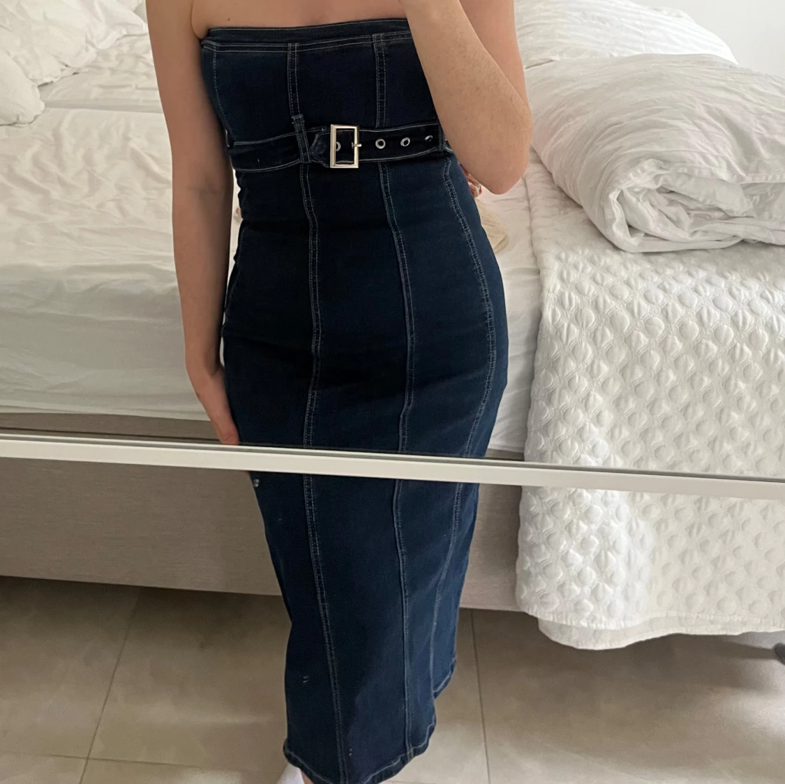 Mörkblå axelbandslös jeansklänning