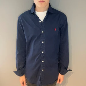 Polo Ralph Lauren skjorta  - Polo Ralph Lauren skjorta | storlek m | skick 10/10 | fraktar via PostNord eller Instabox på köparens bekostnad | hör av dig vid funderingar 
