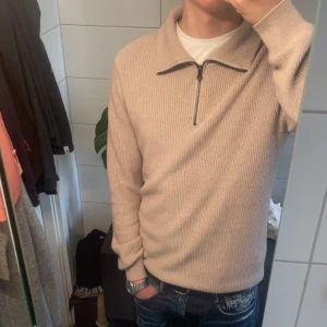 John Henric half-zip beige - Säljer nu min John Henric Half zip då jag inte kommer att använda den samt att jag behöver pengar inför sommaren ☺️ Nypris: 1900kr Mitt pris: 600kr 😍