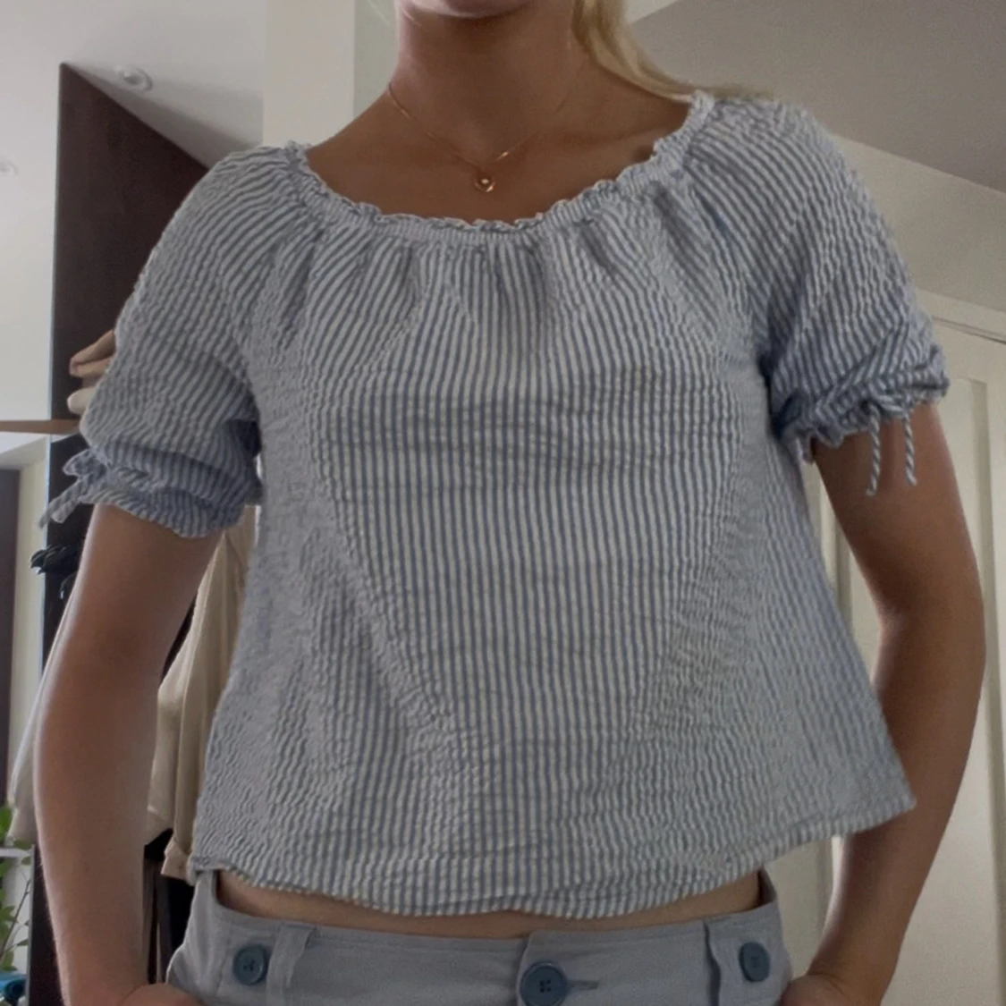 Randig blus med puffärm och knyt - 1