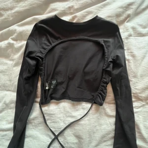 Svart topp med öppen rygg - Svart topp med öppen rygg och snörning