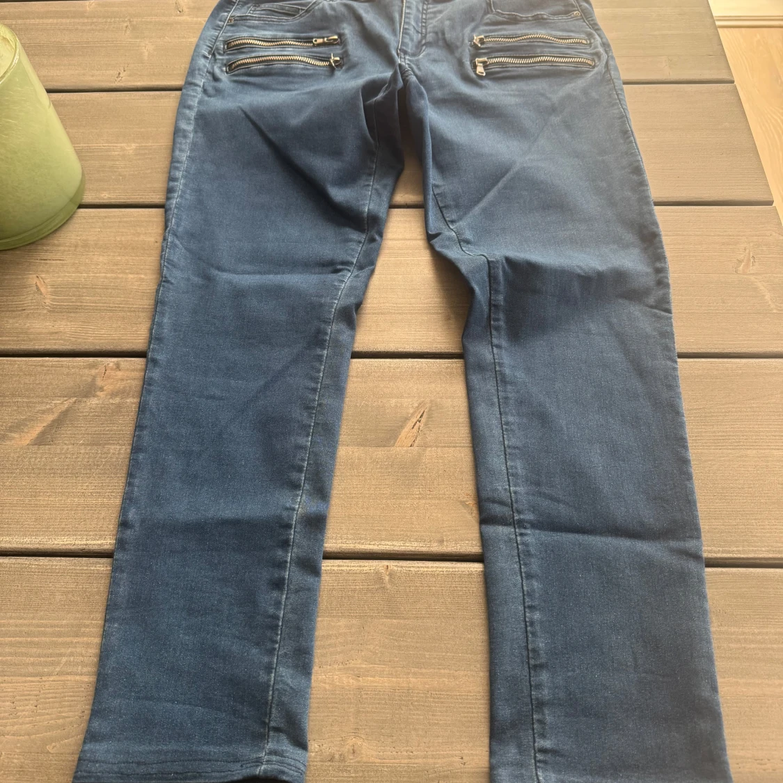 Mörkblå jeans med dragkedjedetaljer