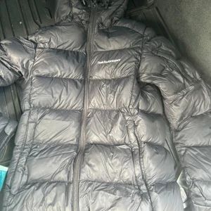 Svart dunjacka Peak Performance XS - Säljer en svart dunjacka från Peak Performance i storlek XS. Den har smält lite på baksidan men utöver det så är den i väldigt fint skick. Modell: frost down jacket