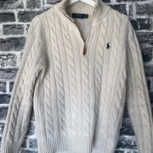 Polo Ralph lauren tröja - Fin kabelstickad tröja från polo Ralph lauren. Fortfarande väldigt fint skick men säljer då den inte passar längre! Pris inte hugger i sten!