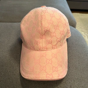Rosa Gucci keps  - Säljer en snygg rosa keps med märket Gucci. Inte använd så mycket och har ett bra skick. 
