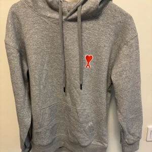 Ami Paris hoodie - Säljer en grå hoodie från Ami, perfekt skick ✌️🙏 skriv för mer frågor. Sitter lite litet